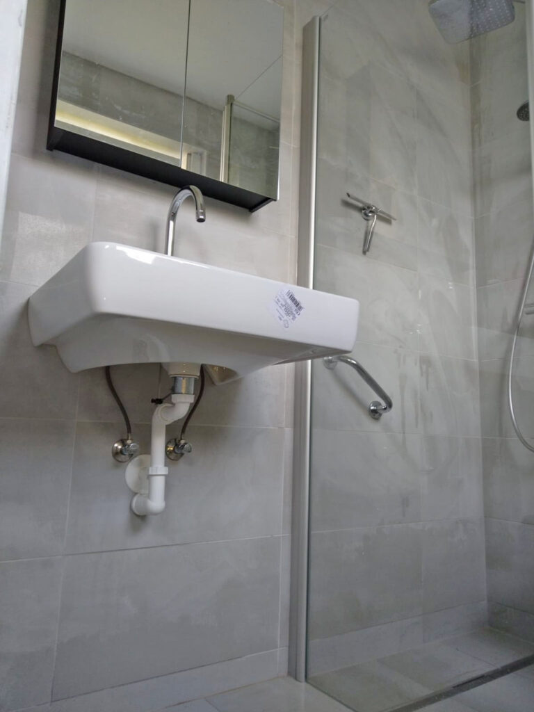 Unterfahrbarer Waschtisch