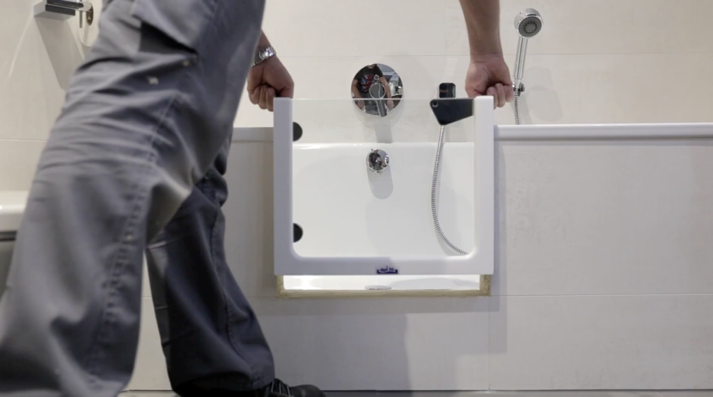 Badewannentür in Wanne einsetzen